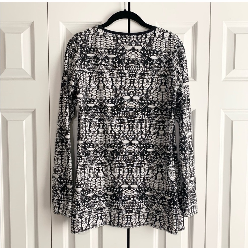 Lululemon reversible long sleeve tee - Picture 3 of 7